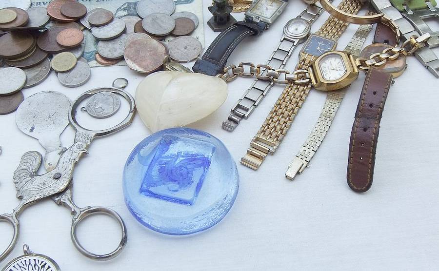 BITS AND BOBS , SPARES AND MORE ... OVER 70 COINS AND ALL SORTS OF USABLE THINGS !! BID FOR THE LOT