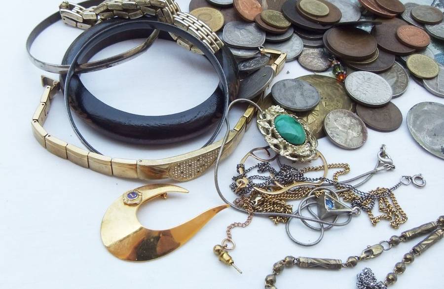 BITS AND BOBS , SPARES AND MORE ... OVER 70 COINS AND ALL SORTS OF USABLE THINGS !! BID FOR THE LOT