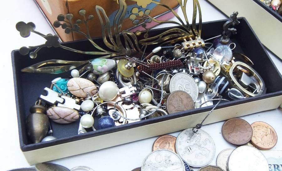 BITS AND BOBS , SPARES AND MORE ... OVER 70 COINS AND ALL SORTS OF USABLE THINGS !! BID FOR THE LOT