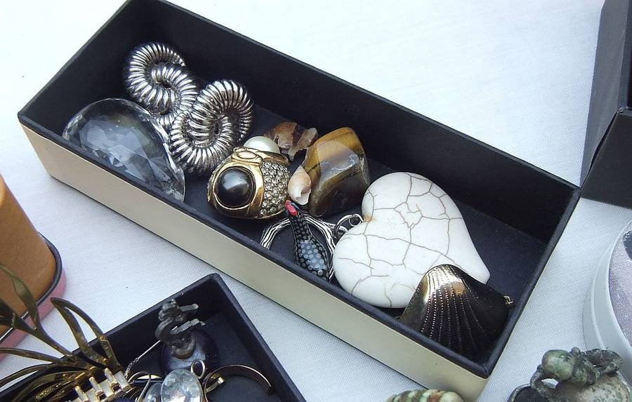 BITS AND BOBS , SPARES AND MORE ... OVER 70 COINS AND ALL SORTS OF USABLE THINGS !! BID FOR THE LOT