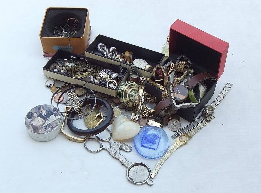 BITS AND BOBS , SPARES AND MORE ... OVER 70 COINS AND ALL SORTS OF USABLE THINGS !! BID FOR THE LOT