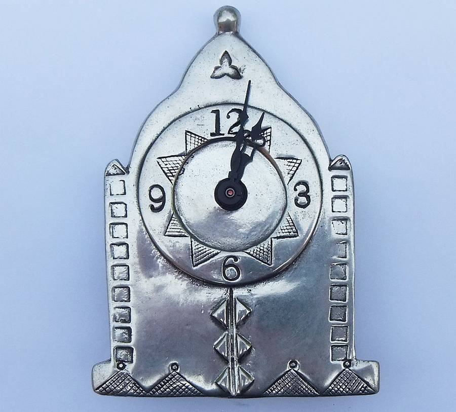 RARE FIND !! A TOTALLY COOL ORIGINAL CARROL BOYES GOTHIC STYLE CLOCK IN WORKING CONDITION !! WOW !!