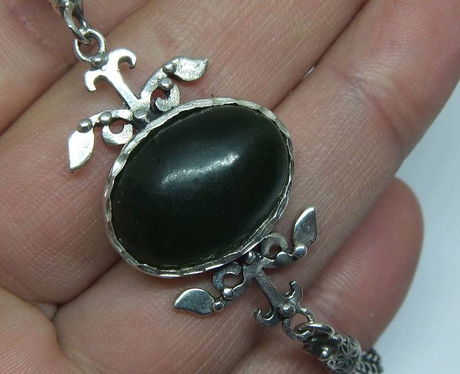 A STUNNING STERLING SILVER BRACELET WITH A CABOCHON JADE CENTERPIECE - IMPORTED FROM TURKEY
