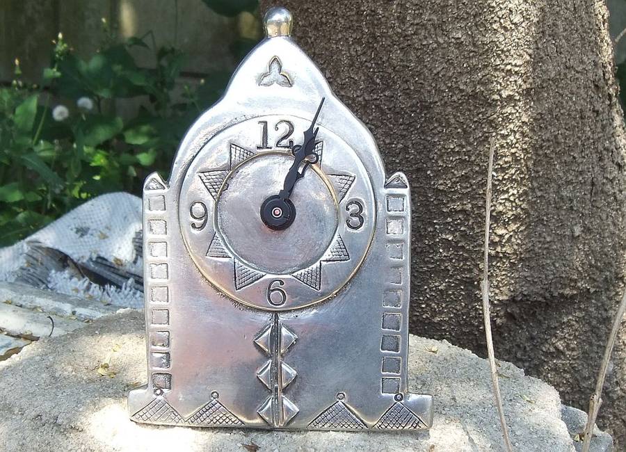 RARE FIND !! A TOTALLY COOL ORIGINAL CARROL BOYES GOTHIC STYLE CLOCK IN WORKING CONDITION !! WOW !!