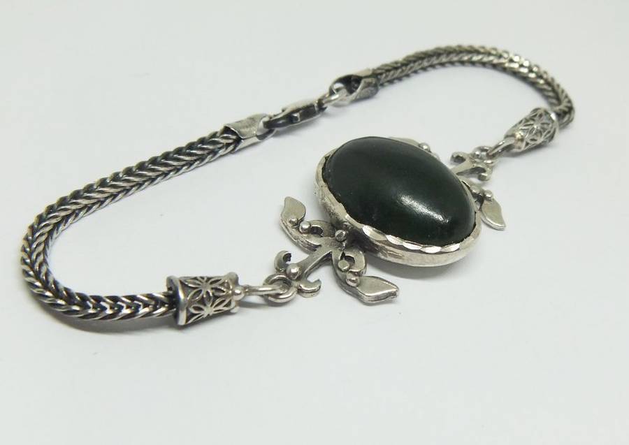 A STUNNING STERLING SILVER BRACELET WITH A CABOCHON JADE CENTERPIECE - IMPORTED FROM TURKEY