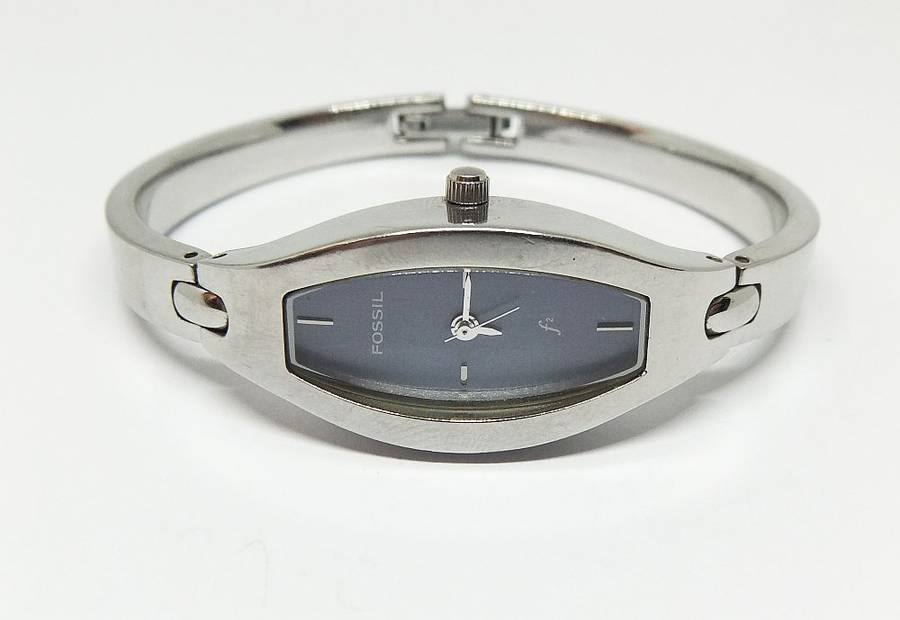 A VERY STYLISH LADIES GENUINE FOSSIL HINGED BANGLE QUARTZ WATCH IN GOOD WORKING CONDITION !!