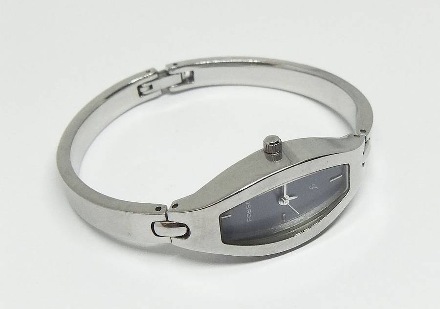 A VERY STYLISH LADIES GENUINE FOSSIL HINGED BANGLE QUARTZ WATCH IN GOOD WORKING CONDITION !!