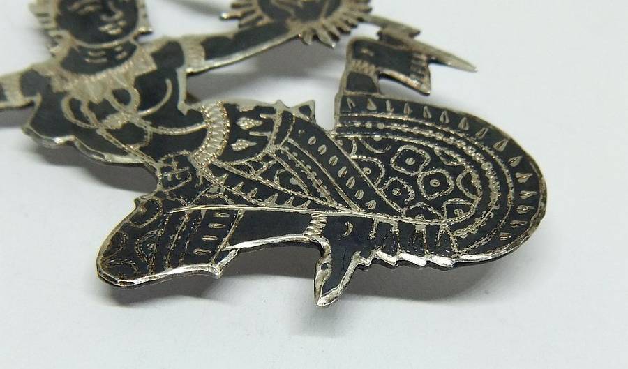 WOW !! A LARGE VINTAGE SOLID STERLING SILVER NIELO HINDU GODDESS BROOCH MADE IN SIAM ( THAILAND )