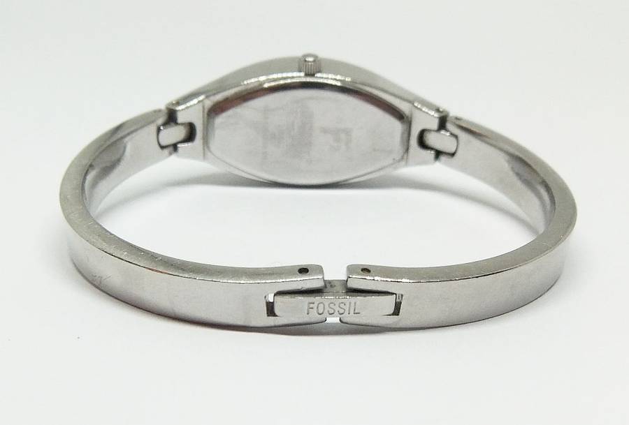 A VERY STYLISH LADIES GENUINE FOSSIL HINGED BANGLE QUARTZ WATCH IN GOOD WORKING CONDITION !!