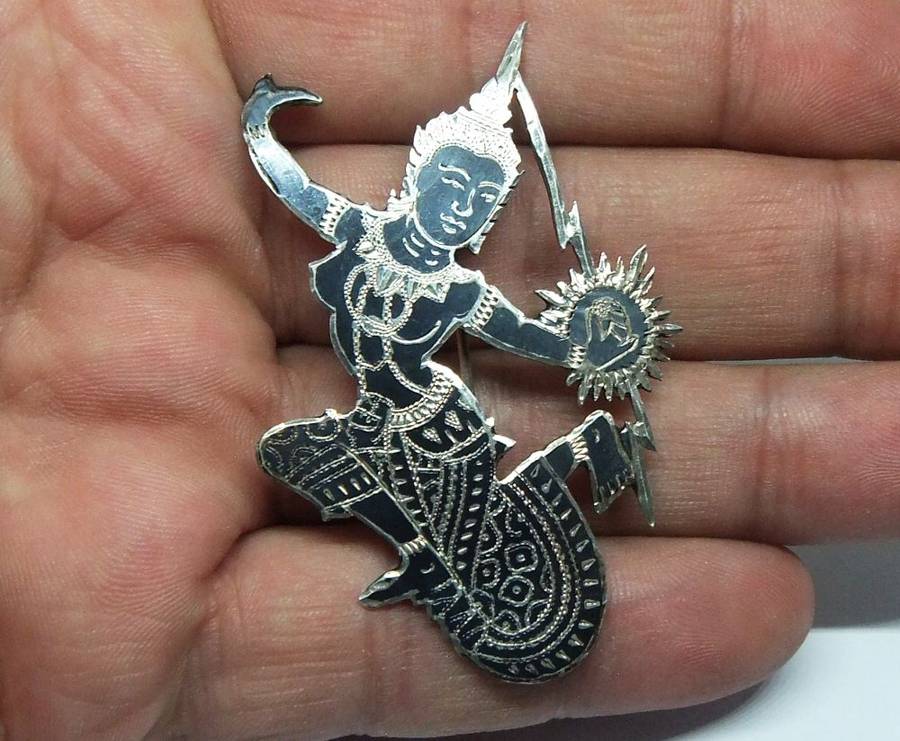 WOW !! A LARGE VINTAGE SOLID STERLING SILVER NIELO HINDU GODDESS BROOCH MADE IN SIAM ( THAILAND )