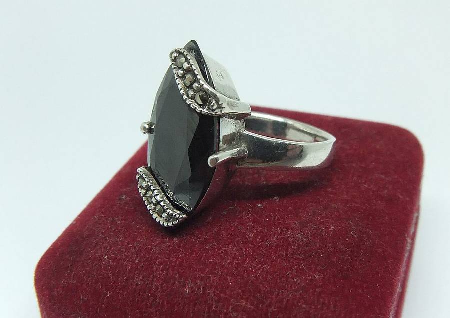 A BEAUTIFUL VINTAGE STYLE SOLID STERLING SILVER RING WITH FACETED HEMATITE AND MARCASITE INSETS !!