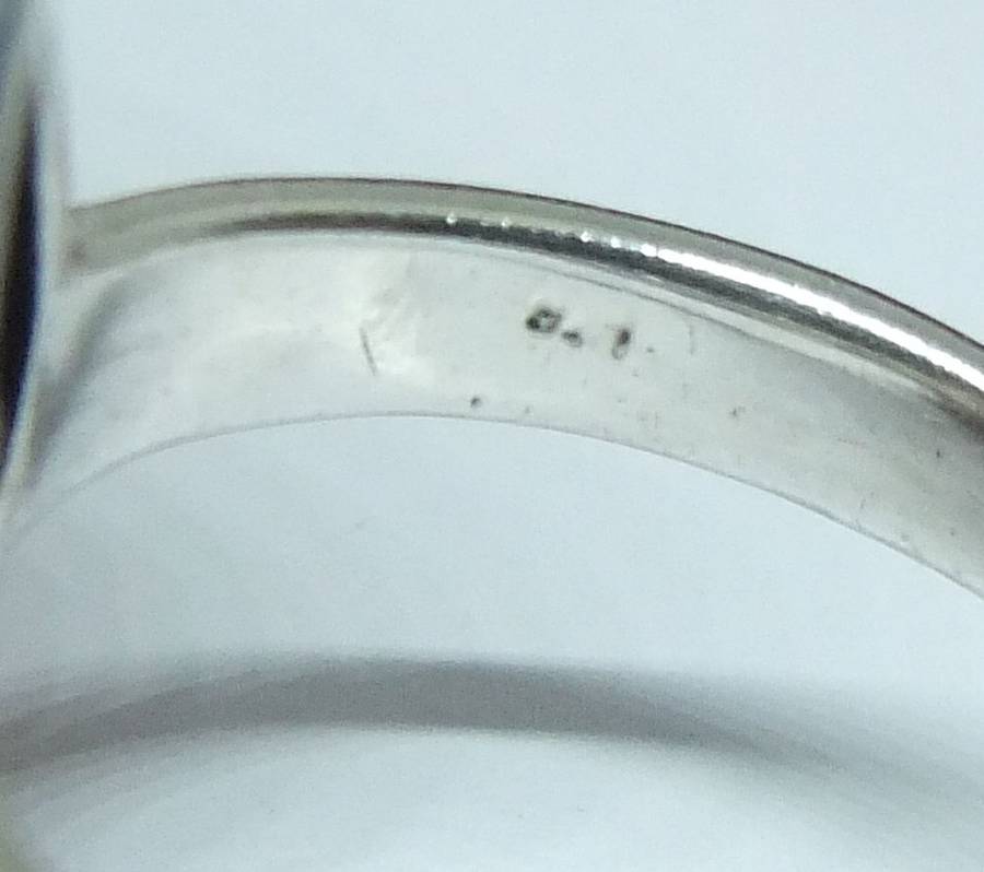 A BEAUTIFUL VINTAGE STYLE SOLID STERLING SILVER RING WITH FACETED HEMATITE AND MARCASITE INSETS !!