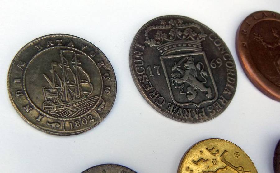 WOW !! 7 VINTAGE VAN RIEBEECK REPLIKA COINS DISTRIBUTED BY BP - TREASURE TROVE !! BID FOR ALL !!