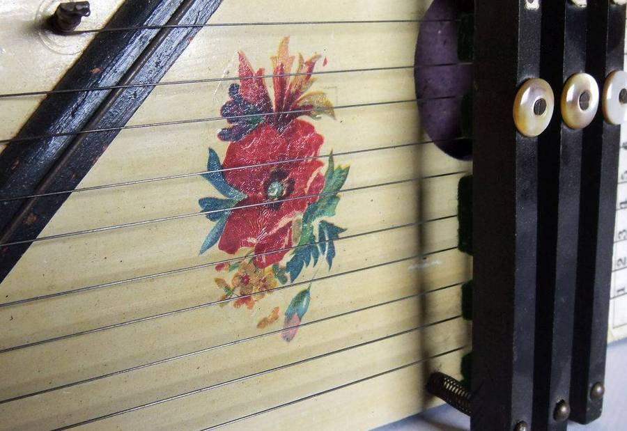 An interesting old harp made in Czecho-Slovakia with loads of character