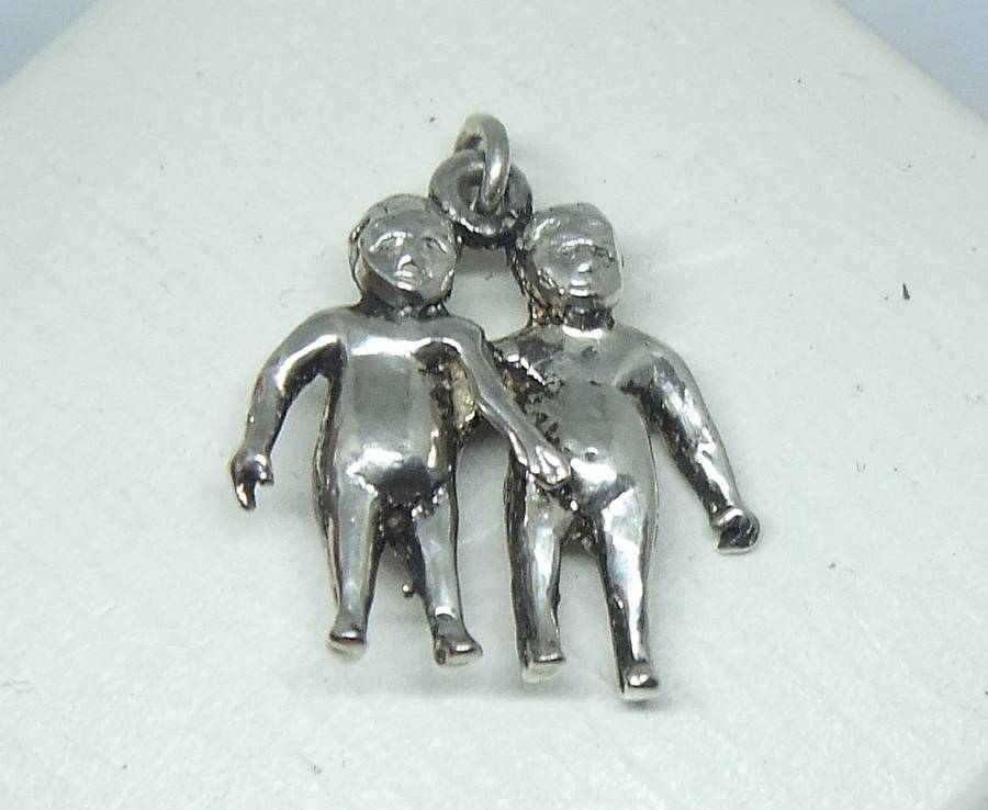 AN ADORABLE VINTAGE SOLID STERLING SILVER GEMINI / TWINS MOTIF PENDANT - NEVER WORN !!