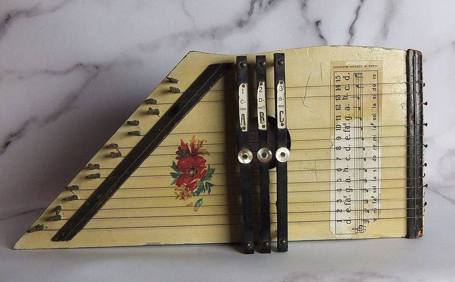 An interesting old harp made in Czecho-Slovakia with loads of character