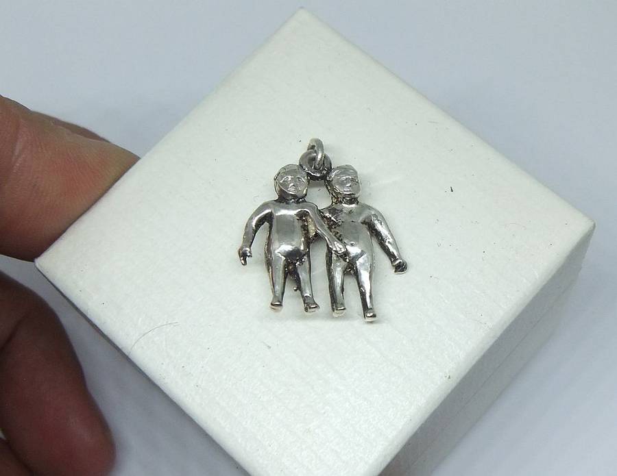 AN ADORABLE VINTAGE SOLID STERLING SILVER GEMINI / TWINS MOTIF PENDANT - NEVER WORN !!