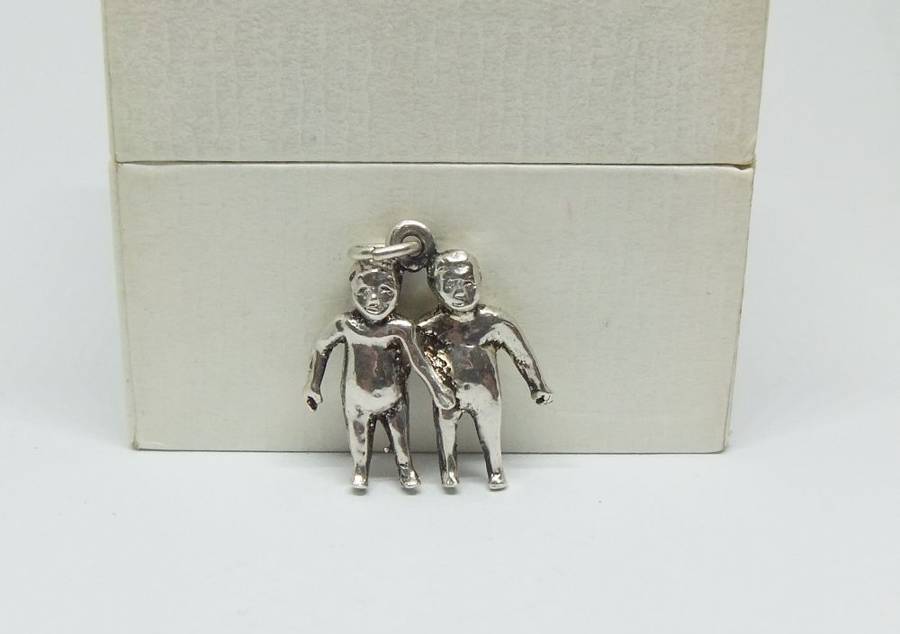 AN ADORABLE VINTAGE SOLID STERLING SILVER GEMINI / TWINS MOTIF PENDANT - NEVER WORN !!