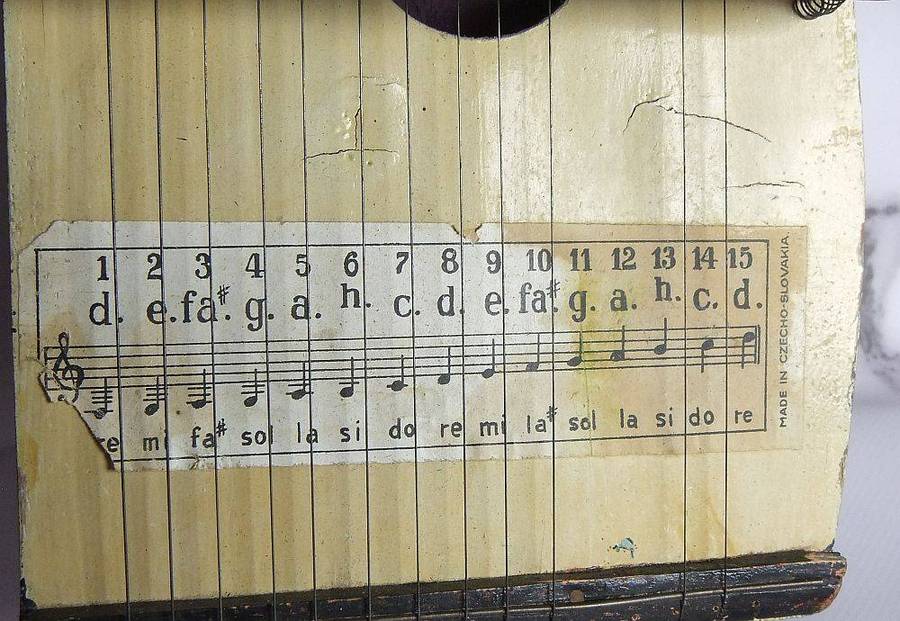 An interesting old harp made in Czecho-Slovakia with loads of character