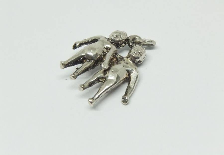 AN ADORABLE VINTAGE SOLID STERLING SILVER GEMINI / TWINS MOTIF PENDANT - NEVER WORN !!