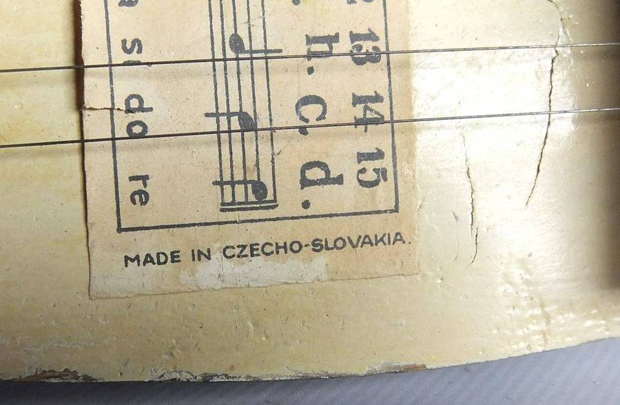 An interesting old harp made in Czecho-Slovakia with loads of character