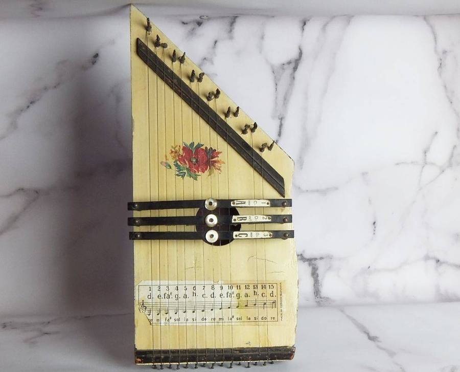 An interesting old harp made in Czecho-Slovakia with loads of character