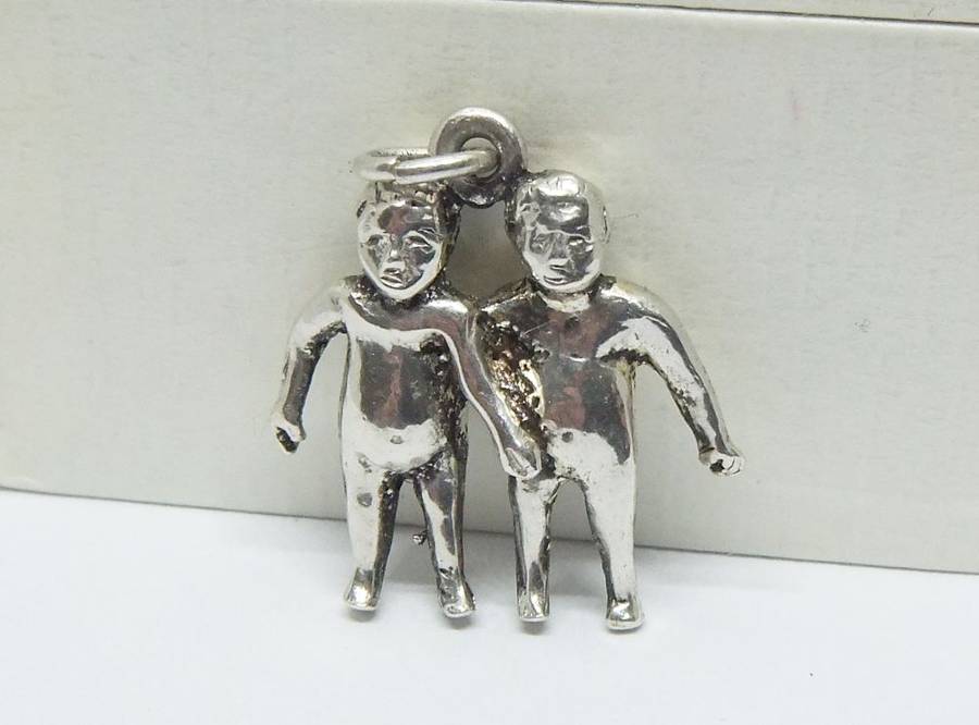 AN ADORABLE VINTAGE SOLID STERLING SILVER GEMINI / TWINS MOTIF PENDANT - NEVER WORN !!