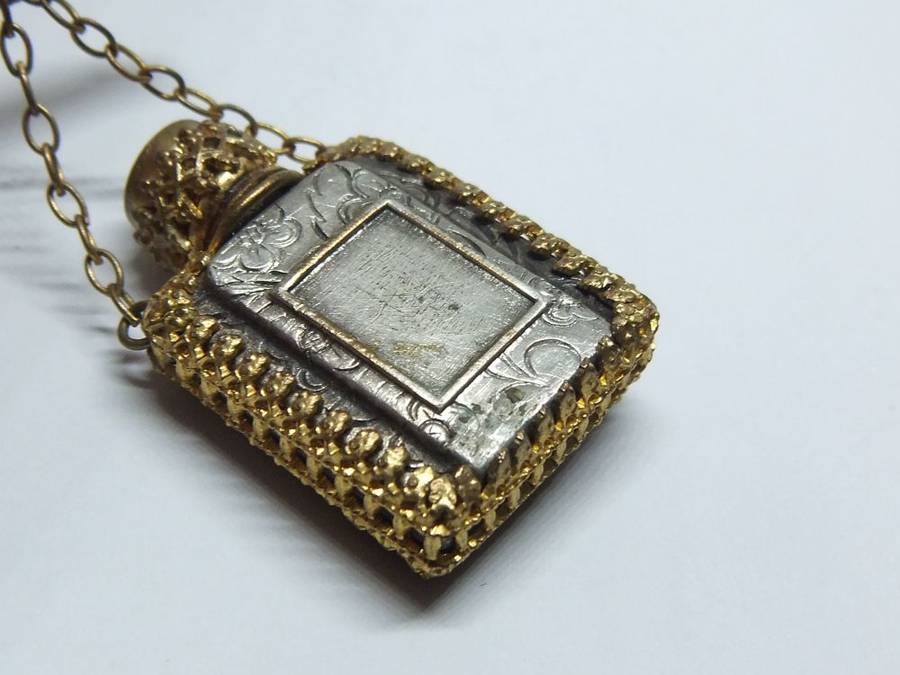 RARE FIND !! A CHARMING VINTAGE 1930`S MINIATURE FRENCH PERFUME BOTTLE BROOCH "PARIS" !!