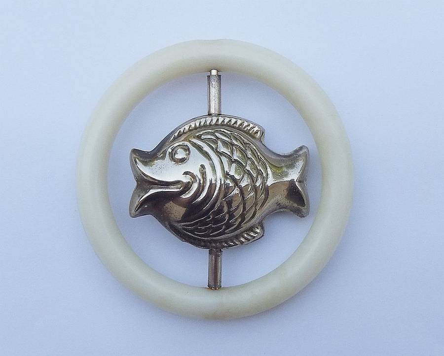 LOOK !! A RARE ADORABLE VINTAGE SILVERPLATE FISH ON SWIVEL TEETHING RING AND RATTLE !!