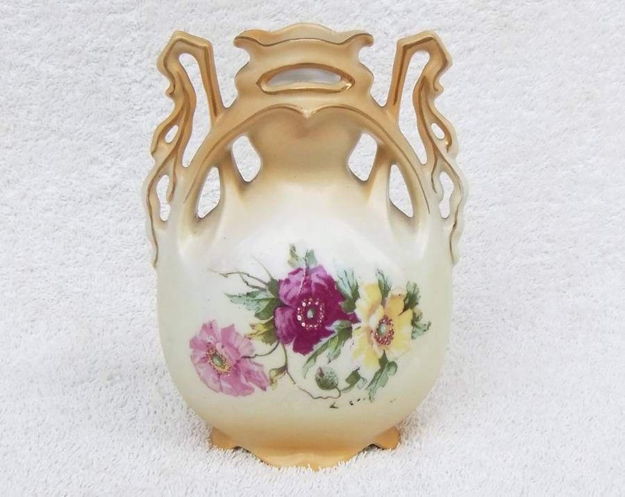 A RARE VICTORIAN ART NOUVEAU PATTERN BLUSHWARE VASE BY VICTORIA AUSTRIA