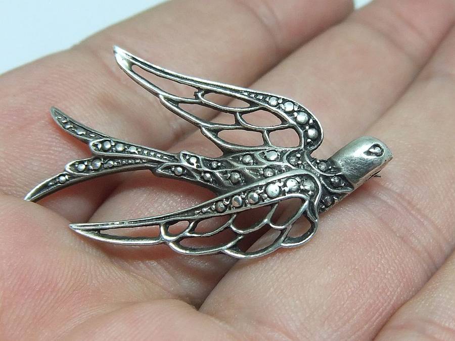 LOOK !! A BEAUTIFULLY DETAILED SOLID STERLING SILVER ART DECO STYLE SWALLOW BROOCH !! WOW !!