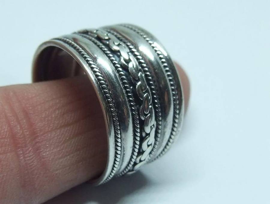 A BIG AND BOLD WIDE SOLID STERLING SILVER RING WITH EYE CATCHING DETAIL IN EXCELLENT CONDITION