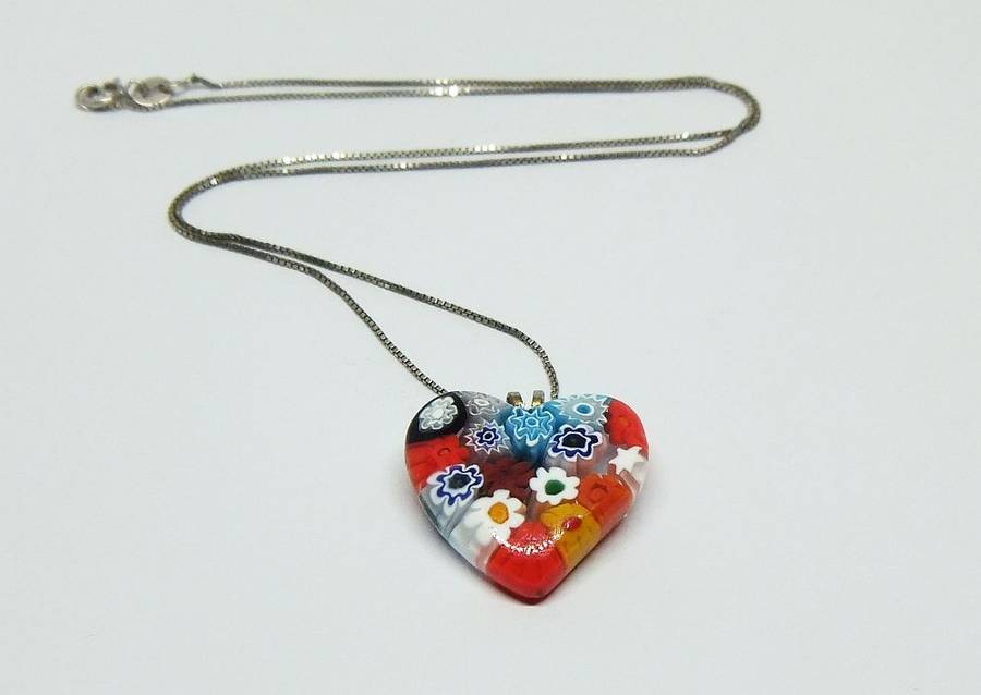 A STUNNING EYE CATCHING VINTAGE MILIFIORI GLASS HEART PENDANT PLUS STERLING SILVER NECKLACE !! WOW !