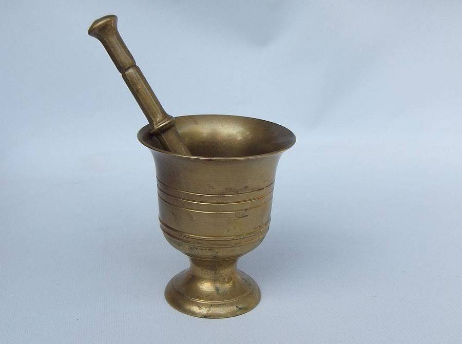 A vintage solid brass mortar and pestle in good condition