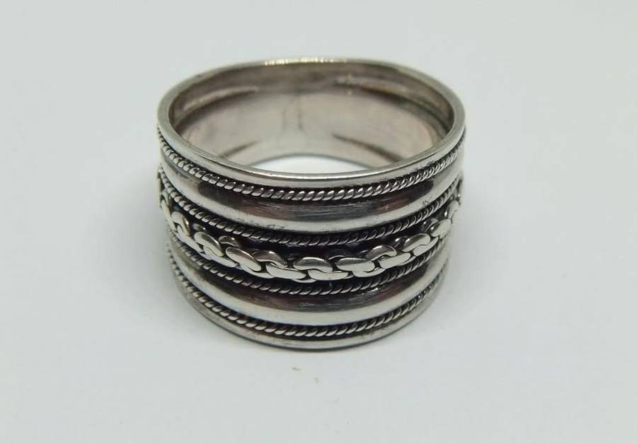 A BIG AND BOLD WIDE SOLID STERLING SILVER RING WITH EYE CATCHING DETAIL IN EXCELLENT CONDITION