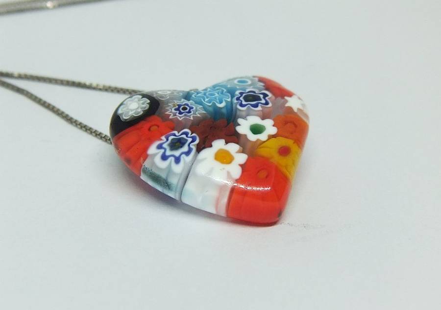 A STUNNING EYE CATCHING VINTAGE MILIFIORI GLASS HEART PENDANT PLUS STERLING SILVER NECKLACE !! WOW !