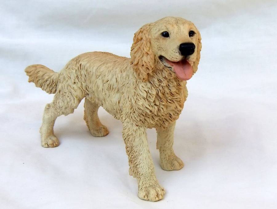 AN ALMOST LIFE LIKE VINTAGE LABRADOR FIGURINE BY CASTAGNA OF ITALY DATED 1990 WITH ORIGINAL BOX