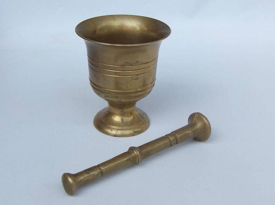 A vintage solid brass mortar and pestle in good condition