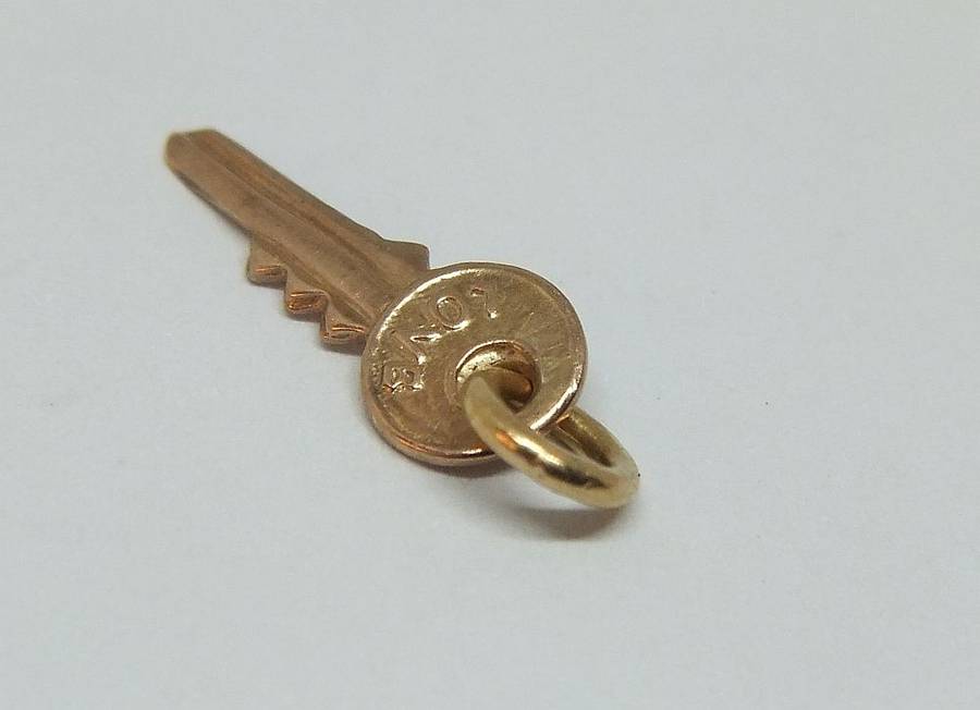 TOO CUTE FOR WORDS !! A GENUINE 9CT GOLD " LOVE KEY " CHARM IN EXCELLENT CONDITION !! MUST HAVE !!