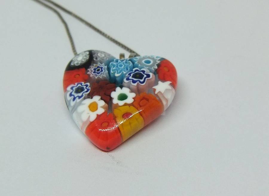 A STUNNING EYE CATCHING VINTAGE MILIFIORI GLASS HEART PENDANT PLUS STERLING SILVER NECKLACE !! WOW !