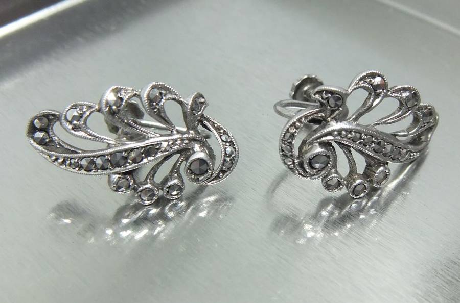 A CLASSY VINTAGE 1970`S PAIR OF SOLID SILVER SCREW ON EARRINGS SET WITH MARCASITE !! FREE COMBINING