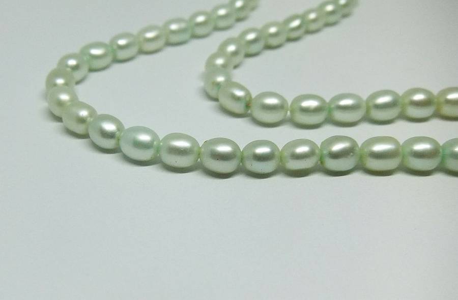 A VINTAGE STYLE GENUINE FRESHWATER PEARL NECKLACE WITH A BLUISH TINGE AND MAGNETIC CLASP