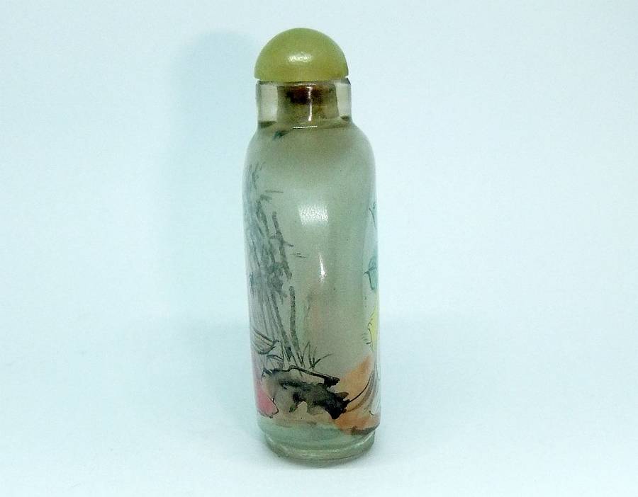 LOOK !! A FABULOUS VINTAGE CHINESE GLASS SNUFF BOTTLE WITH ORIGINAL STOPPER AND SPOON !! SWEET !!