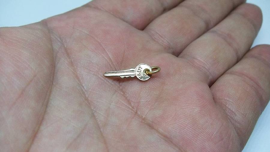 TOO CUTE FOR WORDS !! A GENUINE 9CT GOLD " LOVE KEY " CHARM IN EXCELLENT CONDITION !! MUST HAVE !!