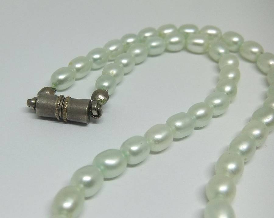 A VINTAGE STYLE GENUINE FRESHWATER PEARL NECKLACE WITH A BLUISH TINGE AND MAGNETIC CLASP