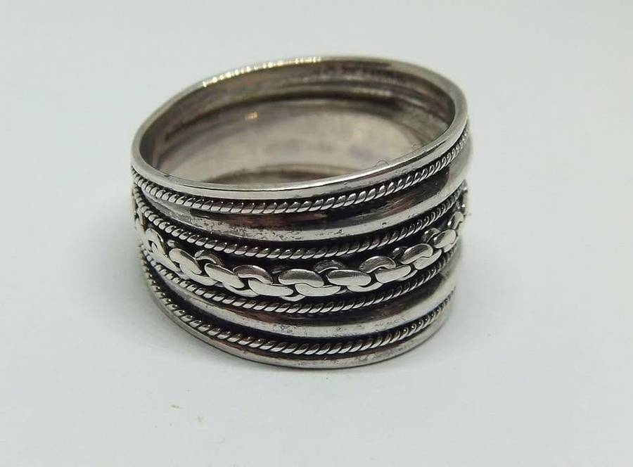A BIG AND BOLD WIDE SOLID STERLING SILVER RING WITH EYE CATCHING DETAIL IN EXCELLENT CONDITION