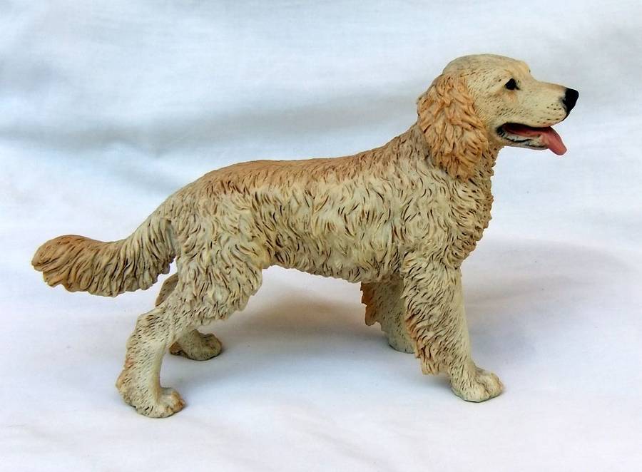 AN ALMOST LIFE LIKE VINTAGE LABRADOR FIGURINE BY CASTAGNA OF ITALY DATED 1990 WITH ORIGINAL BOX