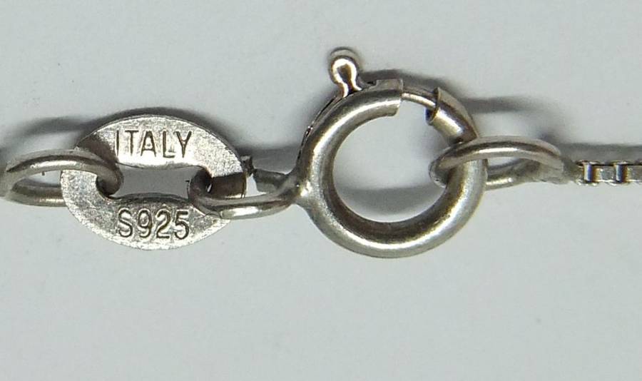 A STUNNING EYE CATCHING VINTAGE MILIFIORI GLASS HEART PENDANT PLUS STERLING SILVER NECKLACE !! WOW !