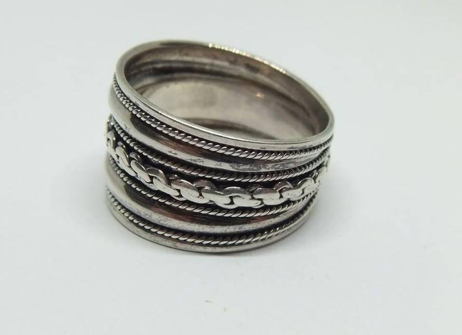A BIG AND BOLD WIDE SOLID STERLING SILVER RING WITH EYE CATCHING DETAIL IN EXCELLENT CONDITION