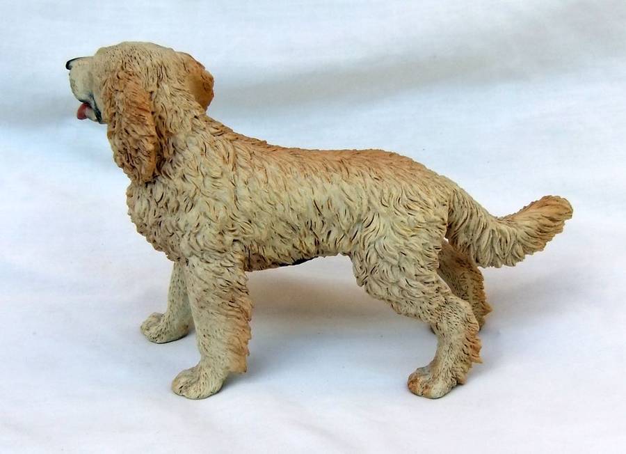 AN ALMOST LIFE LIKE VINTAGE LABRADOR FIGURINE BY CASTAGNA OF ITALY DATED 1990 WITH ORIGINAL BOX